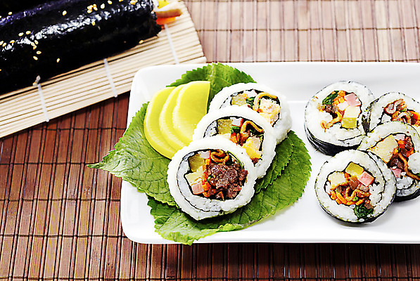 포토 JPG 스튜디오촬영 한국문화 접시 한식 음식 실내 사람없음 분식 김밥 단무지 깻잎 대나무발 김발 국내포토 동양문화 식기 채소 한국 내부 파일형식