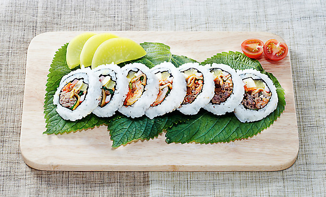 포토 JPG 스튜디오촬영 한국문화 한식 음식 방울토마토 도마 실내 사람없음 분식 김밥 단무지 깻잎 누드김밥 국내포토 동양문화 토마토 채소 주방용품 한국 내부 파일형식