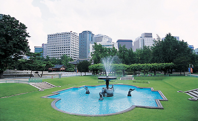 포토 JPG 주간 나무 식물 한국문화 한국전통 전통 건축물 현대건축 전통문화 문화 고건축 서울 한국 물줄기 풍경 잔디 사람없음 야외 건물 도시풍경 고층빌딩 동양건축 문화재 도시 분수 분수대 수도 덕수궁 분수_분수대 수도_도성 국내포토 자연요소 동양문화 건축 아시아 빌딩 물 궁전 파일형식 동양