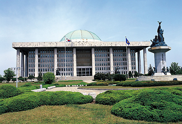 포토 JPG 주간 건축물 공공시설 현대건축 건축 서울 한국 풍경 사람없음 야외 건물 도시풍경 조형물 동상 조각상 정원 깃발 도시 국기 태극기 기념비 국회의사당 국회 공공기관 여의도 정치 국내포토 자연요소 아시아 미술 시설 기념물 파일형식