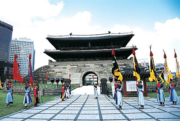 포토 JPG 주간 한국문화 한국전통 전통 건축물 현대건축 건축 전통문화 문화 고건축 서울 한국 사람 풍경 이벤트 여러명 야외 건물 도시풍경 고층빌딩 축제 동양건축 문화재 깃발 도시 도심 숭례문 국보 전통행사 수문장교대식 전통축제 국내포토 자연요소 동양문화 아시아 다수 빌딩 랜드마크 파일형식 동양