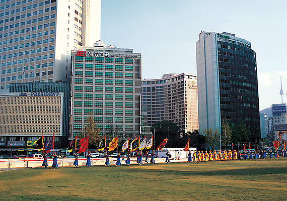 포토 JPG 주간 한국문화 한국전통 전통 건축물 현대건축 전통문화 문화 서울 한국 사람 풍경 이벤트 잔디 여러명 야외 건물 도시풍경 고층빌딩 축제 깃발 도시 도심 광장 전통행사 시청 서울광장 수문장교대식 전통축제 국내포토 자연요소 식물 동양문화 건축 아시아 다수 빌딩 관공서 파일형식