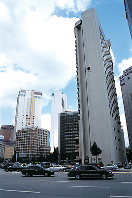 포토 JPG 주간 건축물 현대건축 아시아 도로 길 육상교통 교통수단 교통 자동차 거리 서울 한국 거리풍경 풍경 빌딩 야외 건물 도시풍경 고층빌딩 차도 도시 도심 수도 수도_도성 국내포토 자연요소 건축 나라 교통시설 파일형식