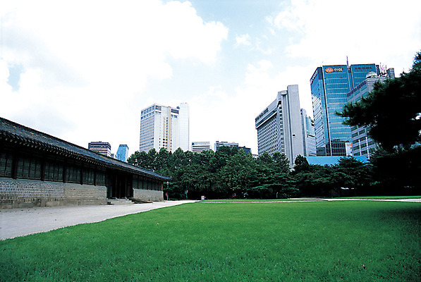 포토 JPG 주간 나무 식물 한국문화 한국전통 전통 건축물 현대건축 건축 전통문화 문화 고건축 유적 유적지 서울 한국 풍경 잔디 사람없음 야외 건물 도시풍경 고층빌딩 동양건축 궁전 문화재 도시 수도 덕수궁 수도_도성 국내포토 자연요소 동양문화 아시아 빌딩 파일형식 동양