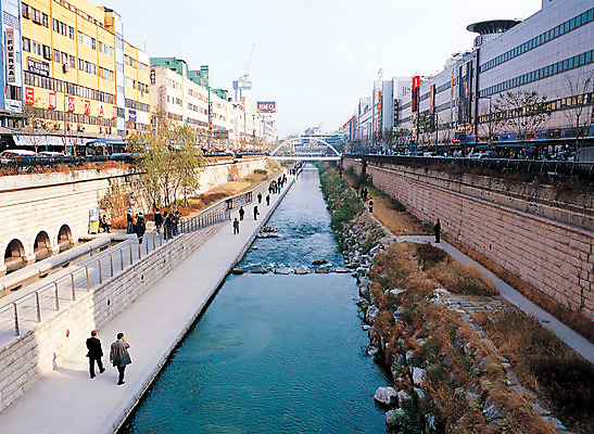 포토 JPG 주간 건축물 현대건축 아시아 난간 서울 한국 사람 풍경 빌딩 여러명 야외 건물 울타리 도시풍경 원근감 도시 개울 도심 댐 아치 수도 청계천 돌다리 흥인지문 가교 수도_도성 국내포토 자연요소 공공시설 건축 나라 뷰포인트 다수 담장 강 다리_건축물 랜드마크 파일형식