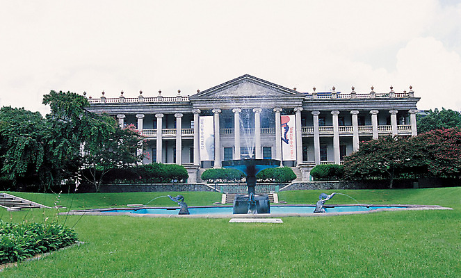 포토 JPG 주간 나무 식물 한국문화 한국전통 전통 건축물 건축 전통문화 문화 건축양식 해외건축 서양건축 서울 한국 석조 풍경 잔디 사람없음 야외 건물 정원 문화재 돌_바위 미술관 전시회 분수 박물관 분수대 수도 덕수궁 석조전 분수_분수대 수도_도성 국내포토 자연요소 동양문화 해외 아시아 전시 궁전 파일형식