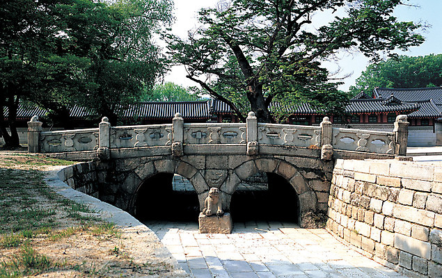 포토 JPG 주간 나무 식물 한국문화 한국전통 전통 건축물 건축 아시아 전통문화 문화 고건축 유적 유적지 한옥 서울 한국 기와 석조 기와집 풍경 사람없음 야외 건물 동양건축 궁전 세계문화유산 문화재 아치 수도 창덕궁 돌다리 금천교 가교 수도_도성 국내포토 자연요소 동양문화 나라 다리_건축물 파일형식 동양