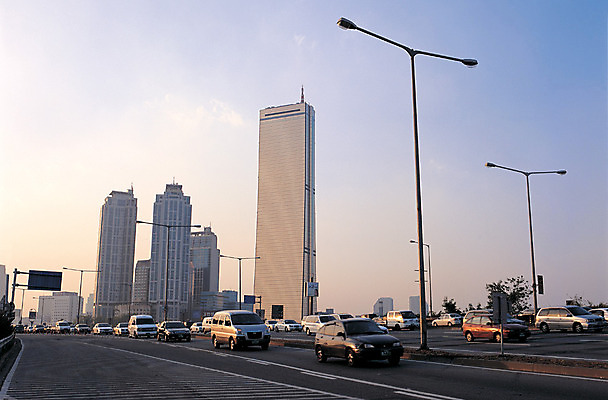포토 JPG 주간 현대건축 아시아 도로 길 육상교통 교통수단 교통 가로등 자동차 거리 서울 한국 거리풍경 풍경 빌딩 사람없음 야외 건물 도시풍경 고층빌딩 일몰 원근감 차도 도시 도심 63빌딩 여의도 국내포토 자연요소 건축물 공공시설 건축 나라 뷰포인트 교통시설 노을 랜드마크 파일형식