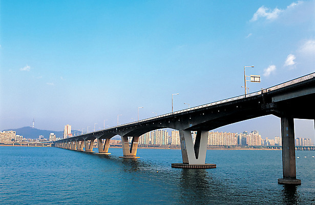 포토 JPG 주간 시설물 건축물 현대건축 건축 아시아 아파트 서울 한국 풍경 빌딩 사람없음 야외 건물 강 도시풍경 고층빌딩 원근감 도시 한강 남산 남산타워 원효대교 가교 국내포토 자연요소 나라 뷰포인트 주택 다리_건축물 랜드마크 파일형식