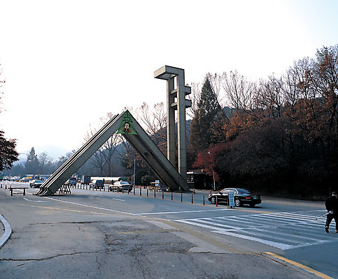 포토 JPG 주간 건축물 교육 아시아 도로 길 상징 학교 자동차 출입구 서울 한국 사람 풍경 야외 도시풍경 원근감 차도 도시 보행자 구조물 횡단보도 심볼 대학교 교정 교문 교육기관 교육시설 서울대학교 국내포토 자연요소 건축 나라 육상교통 뷰포인트 교통시설 보행로 시설 기관 파일형식
