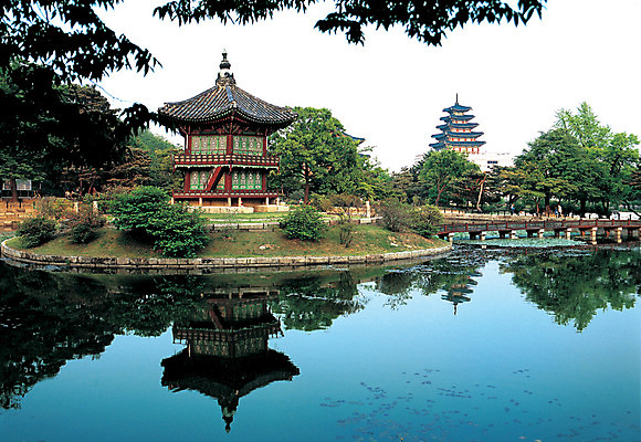 포토 JPG 주간 나무 식물 한국문화 한국전통 전통 건축물 아시아 전통문화 문화 호수 고건축 유적 유적지 서울 한국 물그림자 풍경 사람없음 야외 건물 반사 동양건축 궁전 문화재 연못 숲속 숲 정자 수도 경복궁 취향교 향원정 향원지 가교 수도_도성 국내포토 자연요소 동양문화 건축 나라 그림자 다리_건축물 누각 파일형식 동양
