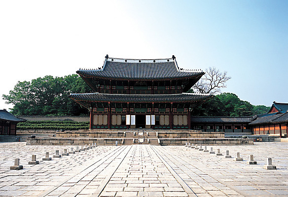 포토 JPG 주간 한국문화 한국전통 전통 건축물 건축 전통문화 문화 고건축 유적 유적지 한옥 서울 한국 풍경 사람없음 야외 건물 관광지 동양건축 궁전 원근감 세계문화유산 문화재 비석 수도 창덕궁 인정전 수도_도성 국내포토 자연요소 동양문화 아시아 뷰포인트 여행 파일형식 동양