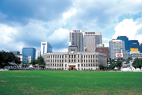 포토 JPG 주간 시설물 건축물 공공시설 현대건축 건축 시계 서울 한국 풍경 잔디 사람없음 야외 건물 도시풍경 도시 도심 수도 광장 공터 시청 공공기관 서울광장 수도_도성 국내포토 자연요소 식물 아시아 시설 관공서 파일형식