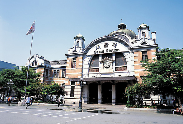 포토 JPG 주간 건축물 건축 거리 서울 한국 거리풍경 사람 풍경 여러명 야외 건물 도시풍경 기차 깃발 도시 보행자 역사 역 국기 태극기 수도 광장 기차역 서울역 수도_도성 국내포토 자연요소 아시아 육상교통 다수 교통시설 대중교통 전철역 파일형식