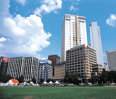 포토 JPG 주간 구름 건축물 현대건축 하늘 서울 한국 풍경 잔디 사람없음 야외 건물 도시풍경 맑음 고층빌딩 도시 도심 수도 광장 시청 서울광장 을지로 중구 수도_도성 국내포토 자연요소 식물 건축 아시아 날씨 빌딩 관공서 파일형식