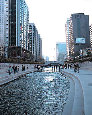 포토 JPG 주간 건축물 현대건축 아시아 난간 서울 한국 사람 풍경 빌딩 여러명 야외 건물 울타리 도시풍경 고층빌딩 원근감 도시 개울 도심 댐 수도 청계천 돌다리 종로 가교 수도_도성 국내포토 자연요소 공공시설 건축 나라 뷰포인트 다수 담장 강 다리_건축물 랜드마크 파일형식