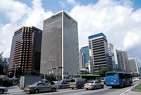 포토 JPG 주간 건축물 현대건축 아시아 도로 육상교통 교통수단 교통 자동차 거리 버스 서울 한국 거리풍경 풍경 빌딩 사람없음 야외 건물 도시풍경 고층빌딩 차도 도시 도심 중앙 수도 택시 을지로 정체 중구 수도_도성 국내포토 자연요소 건축 나라 길 교통시설 승용차 대중교통 파일형식