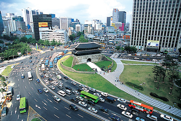 포토 JPG 주간 한국문화 한국전통 전통 건축물 현대건축 아시아 전통문화 도로 교통 고건축 자동차 서울 한국 사람 풍경 빌딩 여러명 야외 건물 하이앵글 도시풍경 고층빌딩 동양건축 차도 문화재 도시 도심 숭례문 국보 수도 정체 수도_도성 국내포토 자연요소 동양문화 건축 나라 문화 길 육상교통 뷰포인트 다수 교통시설 랜드마크 파일형식 동양
