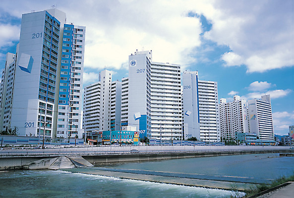 포토 JPG 주간 구름 건축물 현대건축 아시아 도로 자동차 하늘 아파트 주택 한국 풍경 빌딩 사람없음 야외 건물 강 도시풍경 고층빌딩 시골 도시 강가 대구 아파트분양 대구시 국내포토 자연요소 건축 나라 길 육상교통 교통시설 어류 분양 파일형식