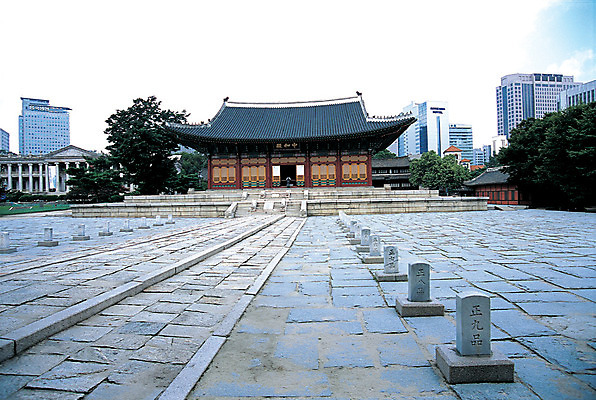 포토 JPG 주간 한국문화 한국전통 전통 건축물 현대건축 건축 전통문화 문화 고건축 유적 유적지 한옥 서울 한국 한명 사람 풍경 야외 건물 관광지 도시풍경 여행객 고층빌딩 동양건축 궁전 원근감 문화재 도시 비석 수도 덕수궁 중화전 수도_도성 국내포토 자연요소 1 동양문화 아시아 뷰포인트 여행 빌딩 파일형식 동양