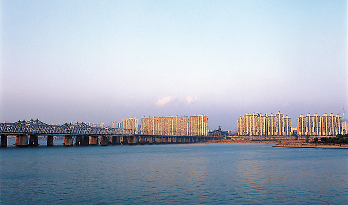 포토 JPG 주간 시설물 건축물 현대건축 아시아 아파트 서울 한국 파노라마 풍경 빌딩 사람없음 야외 건물 강 도시풍경 고층빌딩 도시 한강 수도 철교 한강철교 가교 수도_도성 국내포토 자연요소 건축 나라 주택 촬영기법 다리_건축물 랜드마크 파일형식