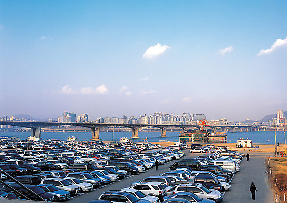 포토 JPG 주간 아시아 육상교통 교통수단 자동차 서울 한국 사람 풍경 빌딩 여러명 야외 건물 강 도시풍경 도시 도심 강가 주차 한강 수도 여러대 주차장 고수부지 가교 수도_도성 국내포토 자연요소 건축물 나라 다수 교통 랜드마크 파일형식