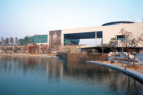 포토 JPG 주간 나무 식물 건축물 공공시설 현대건축 건축 호수 서울 한국 풍경 사람없음 야외 건물 도시풍경 연못 도시 전시회 박물관 수도 공공기관 국립박물관 용산 인공호수 수도_도성 국내포토 자연요소 아시아 전시 시설 파일형식