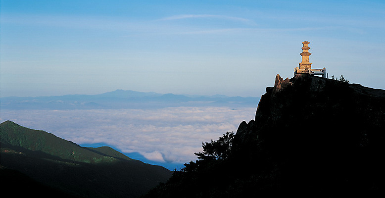 포토 JPG 주간 구름 종교 문화 불교 유적 유적지 자연 하늘 유물 산 한국 파노라마 그림자 풍경 사람없음 야외 하이앵글 탑 절벽 문화재 시골 석탑 정상 산등성이 불탑 대견사지삼층석탑 대구 비슬산 대구시 국내포토 자연요소 전통 건축물 아시아 뷰포인트 고건축 종교건축 촬영기법 어류 생태계 대구_한국 파일형식