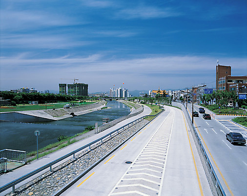 포토 JPG 주간 건축물 아시아 도로 교통 난간 자동차 한국 풍경 빌딩 사람없음 야외 건물 울타리 강 도시풍경 원근감 차도 시골 도시 개울 강가 아스팔트 댐 대구 대구시 국내포토 자연요소 공공시설 건축 나라 길 육상교통 뷰포인트 교통시설 어류 담장 파일형식