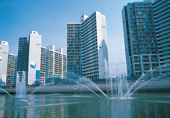 포토 JPG 주간 건축물 현대건축 아시아 도로 자동차 아파트 주택 한국 물줄기 풍경 빌딩 사람없음 야외 건물 강 도시풍경 고층빌딩 시골 도시 강가 분수 분수대 대구 아파트분양 분수_분수대 대구시 국내포토 자연요소 건축 나라 길 육상교통 교통시설 어류 물 분양 파일형식