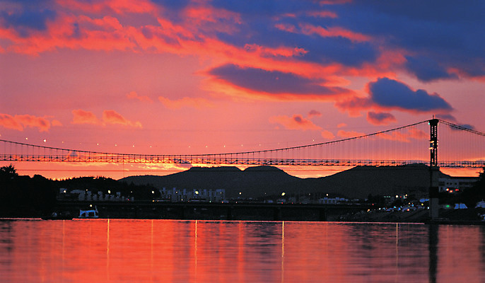 포토 JPG 구름 시설물 건축물 실루엣 아시아 자연현상 하늘 산 한국 풍경 사람없음 야외 빨간색 강 도시풍경 노을 일몰 시골 도시 구름다리 대구 동촌 동촌유원지 가교 대구시 국내포토 자연요소 건축 나라 컬러 자연 촬영기법 어류 다리_건축물 대구_한국 파일형식