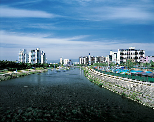 포토 JPG 주간 건축물 현대건축 아시아 아파트 한국 풍경 빌딩 사람없음 야외 건물 강 도시풍경 고층빌딩 원근감 시골 도시 개울 강가 분수 분수대 대구 분양 가교 분수_분수대 대구시 국내포토 자연요소 건축 나라 뷰포인트 부동산 주택 어류 파일형식