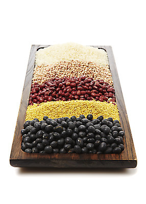 포토 JPG 스튜디오촬영 그릇 접시 음식 식재료 콩 곡류 실내 사람없음 농작물 갈색 노란색 검은색 쌀 흰색 낟알 자주색 절기 알맹이 잡곡 정월대보름 팥 검은콩 검정콩 수수 오곡 조 좁쌀 국내포토 식기 계절 명절 컬러 농업 내부 파일형식