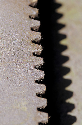 포토 JPG 주간 컬러 백그라운드 사람없음 야외 아웃포커스 금속 회색 톱니바퀴 철판 벌어짐 국내포토 자연요소 모션 재질 촬영기법 파일형식