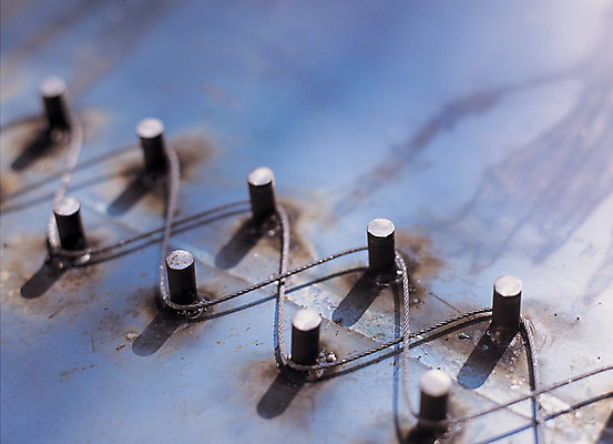 포토 JPG 주간 줄 컬러 백그라운드 그림자 사람없음 야외 아웃포커스 파란색 금속 끈 철판 엮은 철끈 국내포토 자연요소 재질 촬영기법 파일형식