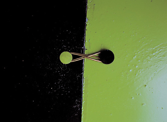 포토 JPG 주간 컬러 백그라운드 사람없음 야외 연두색 금속 검은색 나사 묶기 철판 엮은 철끈 국내포토 자연요소 모션 재질 초록색 공구 끈 파일형식