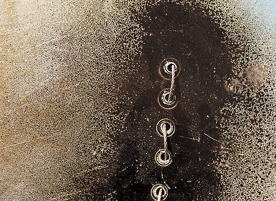 포토 JPG 주간 컬러 백그라운드 사람없음 야외 갈색 금속 구멍 지저분함 철판 철끈 국내포토 자연요소 재질 끈 감각 파일형식