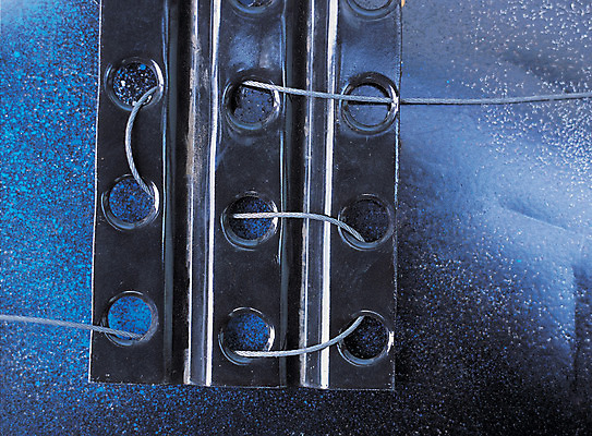 포토 JPG 주간 컬러 백그라운드 사람없음 야외 파란색 금속 끈 구멍 철판 엮은 철끈 국내포토 자연요소 재질 파일형식