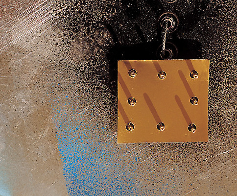 포토 JPG 주간 컬러 백그라운드 사각프레임 프레임 그림자 사람없음 야외 갈색 금속 나사 페인트칠 구멍 지저분함 철판 스프레이 국내포토 자연요소 페인팅 재질 사각형 공구 감각 파일형식