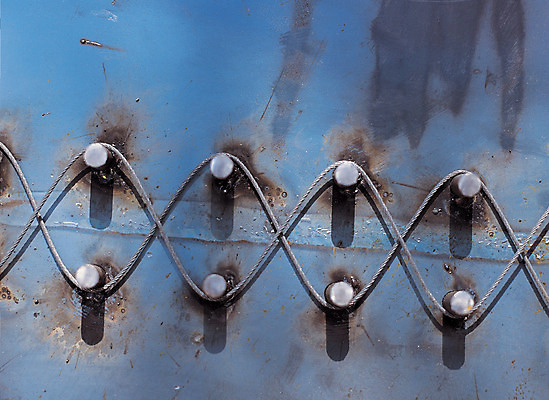 포토 JPG 주간 줄 컬러 백그라운드 그림자 사람없음 야외 아웃포커스 파란색 금속 끈 철판 엮은 철끈 국내포토 자연요소 재질 촬영기법 파일형식