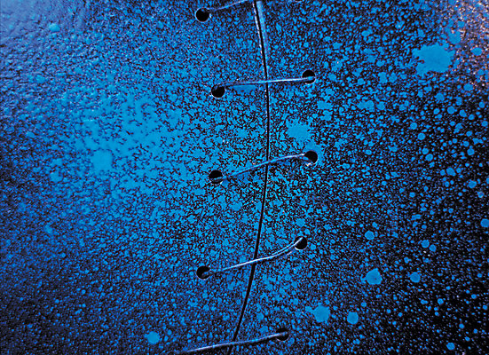 포토 JPG 주간 백그라운드 사람없음 야외 파란색 금속 끈 페인트칠 구멍 연결 묶기 철판 스프레이 철끈 클래식블루 트렌드컬러 국내포토 자연요소 컬러 모션 페인팅 재질 파일형식 트랜드컬러