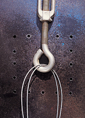 포토 JPG 주간 컬러 백그라운드 사람없음 야외 금속 끈 페인트칠 구멍 연결 철판 스프레이 철끈 국내포토 자연요소 페인팅 재질 파일형식