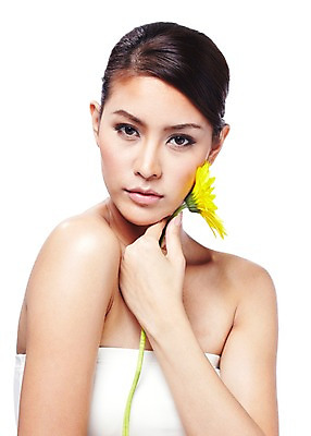 포토 JPG 스튜디오촬영 외국인 식물 해외기획촬영 우먼라이프 라이프스타일 웰빙 여자 꽃 2010년태국 포즈 한송이 모션 실내 한명 들기 사람 동양인 상반신 20대 성인 라이프 뷰티 노란색 매끈함 순수 거베라 청순 의료성형뷰티 여자만 여자한명만 성인여자만 청년만 청년여자만 성인한명만 청년여자한명만 성인여자한명만 성인만 국내포토 1 컬러 컨셉 인종 청년 내부 생활 감각 송이 파일형식