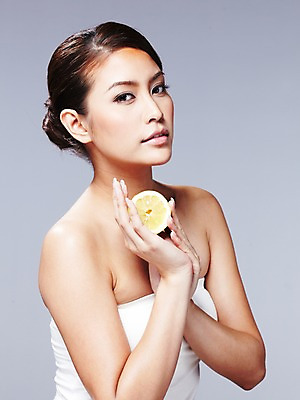 포토 JPG 스튜디오촬영 외국인 해외기획촬영 우먼라이프 라이프스타일 웰빙 여자 2010년태국 포즈 과일 모션 단면 실내 한명 들기 사람 동양인 상반신 20대 성인 라이프 뷰티 매끈함 레몬 순수 슬라이스 청순 의료성형뷰티 여자만 여자한명만 성인여자만 청년만 청년여자만 성인한명만 청년여자한명만 성인여자한명만 성인만 국내포토 1 컨셉 인종 청년 내부 생활 감각 파일형식