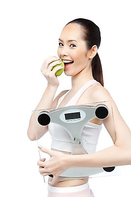 포토 JPG 스튜디오촬영 서양인 외국인 해외기획촬영 우먼라이프 라이프스타일 웰빙 여자 2011년태국 포즈 몸매관리 다이어트 과일 실내 건강 한명 서기 웃음 들기 사람 상반신 20대 성인 라이프 운동복 뷰티 사과 몸무게 먹기 몸매 체중계 의료성형뷰티 여자만 여자한명만 성인여자만 청년만 청년여자만 성인한명만 청년여자한명만 성인여자한명만 성인만 국내포토 1 옷 모션 표정 인종 청년 내부 생활 파일형식