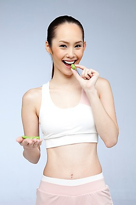 포토 JPG 스튜디오촬영 서양인 외국인 해외기획촬영 우먼라이프 라이프스타일 웰빙 여자 2011년태국 음식 포즈 몸매관리 다이어트 모션 실내 건강 한명 서기 미소 웃음 들기 사람 상반신 20대 성인 라이프 운동복 뷰티 먹기 몸매 의료성형뷰티 여자만 여자한명만 성인여자만 청년만 청년여자만 성인한명만 청년여자한명만 성인여자한명만 성인만 국내포토 1 옷 표정 인종 청년 내부 생활 파일형식