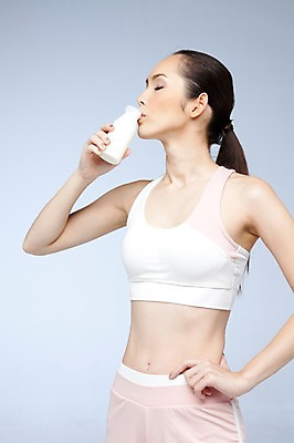 포토 JPG 스튜디오촬영 서양인 외국인 해외기획촬영 우먼라이프 라이프스타일 웰빙 여자 2011년태국 음료 음식 허리손 포즈 몸매관리 다이어트 모션 실내 건강 한명 서기 들기 사람 상반신 20대 성인 라이프 운동복 뷰티 마시기 몸매 의료성형뷰티 여자만 여자한명만 성인여자만 청년만 청년여자만 성인한명만 청년여자한명만 성인여자한명만 성인만 국내포토 1 옷 인종 청년 내부 생활 파일형식