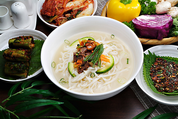 포토 JPG 스튜디오촬영 한국문화 그릇 접시 한식 음식 채소 호박 피망 김치 실내 요리 사람없음 면류 면 국수 배추김치 적채 오이소박이 깻잎절임 국내포토 동양문화 식기 한국 내부 양배추 절임 파일형식