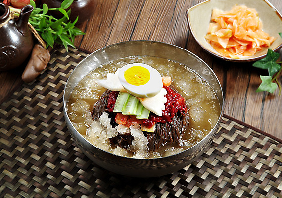 포토 JPG 스튜디오촬영 한국문화 그릇 한식 음식 여름음식 오이 실내 육류 요리 사람없음 장식 계란 면류 면 받침대 냉면 물냉면 무채 제철음식 국내포토 동양문화 식기 채소 식재료 한국 내부 알 제철 파일형식 여름_계절