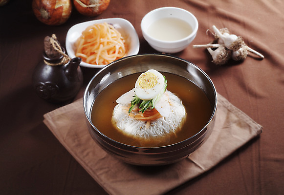 포토 JPG 스튜디오촬영 한국문화 그릇 한식 음식 여름음식 오이 실내 마늘 육류 요리 사람없음 장식 계란 면류 면 천 받침대 냉면 물냉면 육수 무채 제철음식 국내포토 동양문화 식기 채소 식재료 한국 내부 알 직물 제철 파일형식 여름_계절